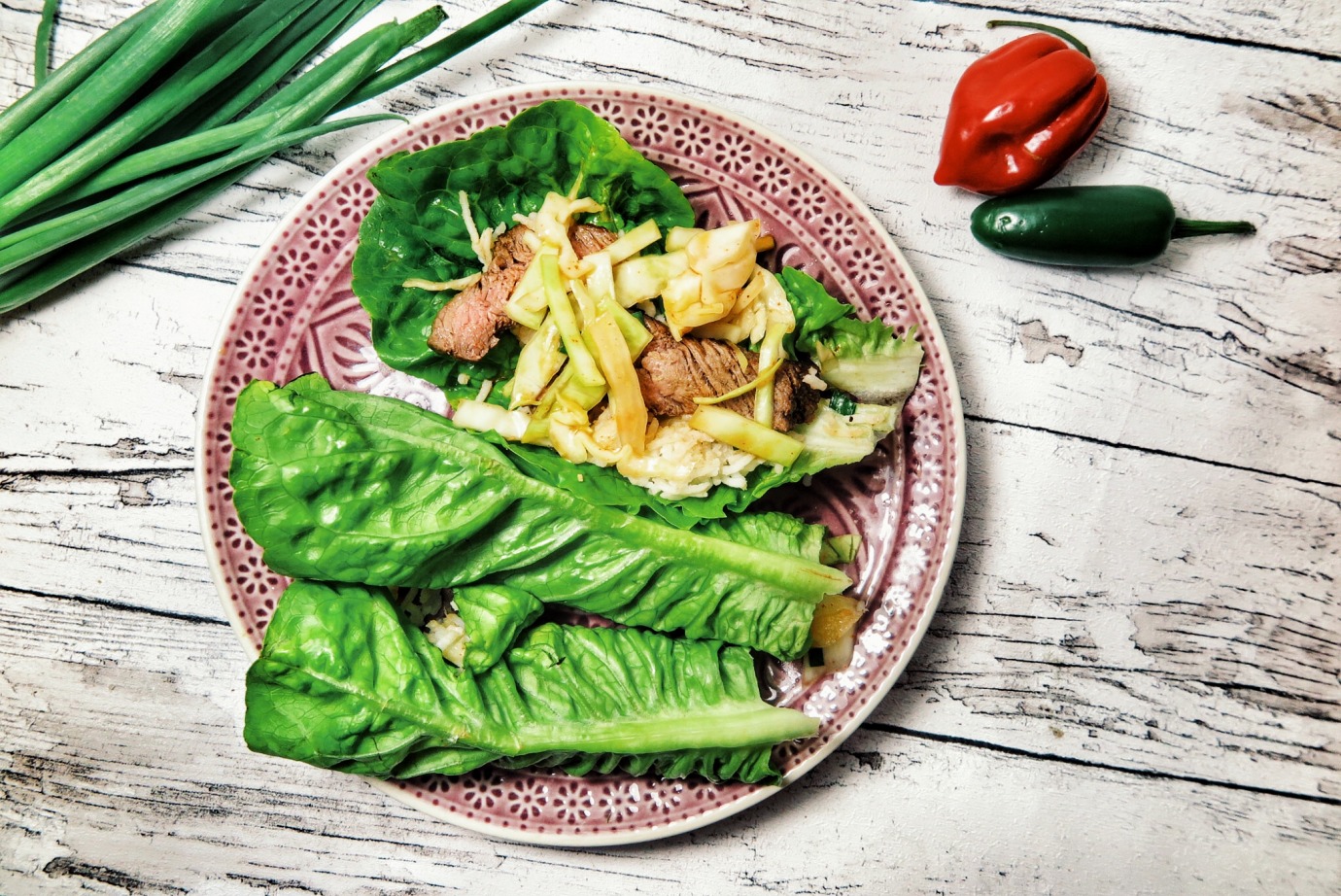 Koreanische Salatwraps mit Kimchi und Rind